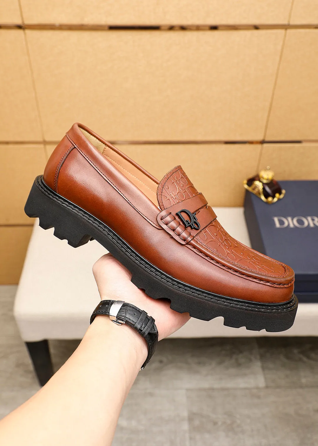 Men's shoes 💰480 💐 Product trademark: Dior "Dior" casual leather shoes Regular size: 39-44 (45🉑️customized) Product materials: Selected Italian imported first-layer calfskin embossed upper + classic hardware buckle, imported water-dyed 🐂 cowhide lining. Strong three-dimensional visual effect, original outsole color: 1⃣️color optional